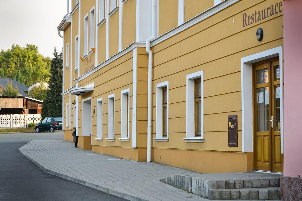 Mestske Kulturni Centrum Ve Fulneku โนวี ยิชีน ภายนอก รูปภาพ